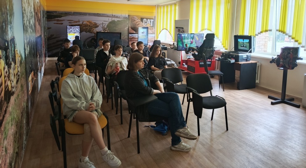Будущее в небе и лесу: школьники знакомятся с профессиями 